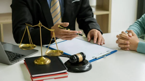 Beratung Von Geschäftsleuten Und Männlichen Anwälten Oder Richtern Bei Teamsitzungen — Stockfoto