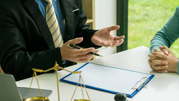 Raadpleging Van Zakenmensen Mannelijke Advocaten Rechters Met Teamvergaderingen Met Cliënten — Stockfoto