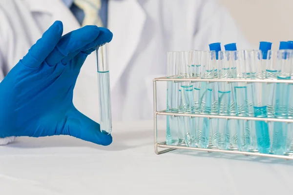 Сучасні Лабораторії Вчені Проводять Експеримент Синтезуючи Сполуку Пляшці Руці Вчені — стокове фото
