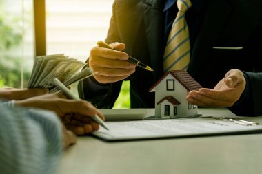 Emlakçılar kiralık müşterilerle konuşur. Ya da ev kredisi teklifleri ve kira sigortası olan bir ev alın..