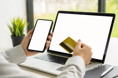 kadın eli kredi kartı beyaz ekranlı akıllı telefon, online alışveriş, internetten ödeme, internet ödeme konsepti.
