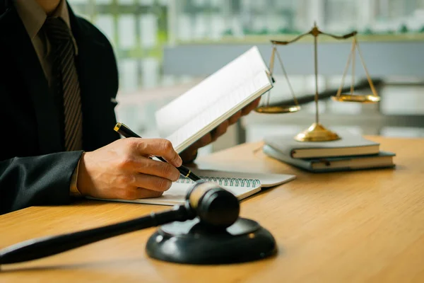 Judge Hammer Golden Scales Courtroom Lawyer Wooden Table Male Counselor — Stock Photo, Image