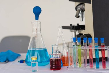 Laboratuvar araştırması - cam tüplü cam eşyalar ve bilimsel mikroskoplar deneyler için..