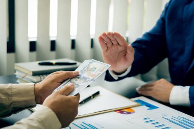 Bir iş adamına ortağı tarafından para teklif edilir, ama rüşvet kabul etmez..