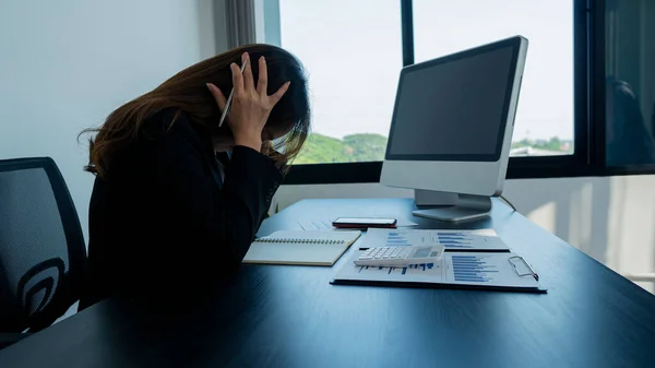 Mulher Negócios Que Está Cansado Trabalhar Escritório Mantém Cabeça Porque — Fotografia de Stock