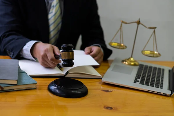 Ofisteki Bir Masada Çalışan Erkek Avukat Adaletin Terazisini Önlerine Dizüstü — Stok fotoğraf