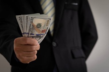  İş adamlarının elleri, Amerikan dolarının yakın planında dolarları sayıyor. Nakit. Ödeme konsepti.