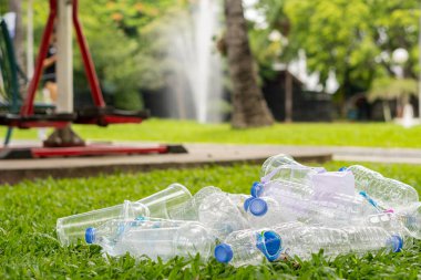 Parkta atılan bir sürü boş şişe, çevre koruma kavramı..