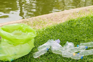 Parkta atılan bir sürü boş şişe, çevre koruma kavramı..