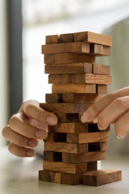 İş adamlarının elleri, risk ve güvenliği durdurmak için kuleler inşa eder ve onları korur. Gayrimenkul ve mülkle ilgili yatırım ve sigorta