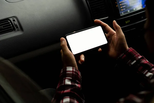 Gps Konsept Arabasında Elinde Beyaz Ekranlı Bir Telefon Tutan Genç — Stok fotoğraf