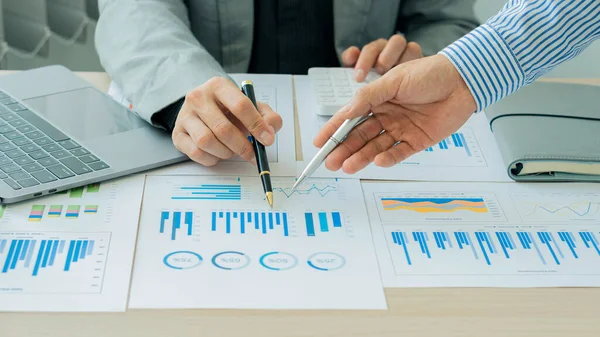 Grupo Empresários Segurando Canetas Discutindo Sucesso Projeto Crescimento Empresa Estatísticas — Fotografia de Stock