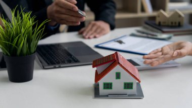 Emlakçılar ev satın alma sözleşmeleri ve taksitlendirme planları sunuyorlar. Ev almak ve kiralamak için finansal fikirler sunmanın yanı sıra....