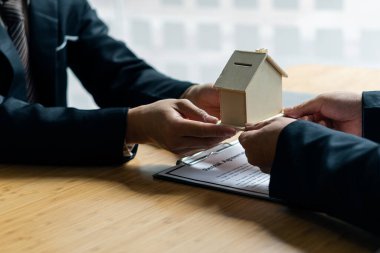 Emlakçılar ev satın alma sözleşmeleri ve taksitlendirme planları sunuyorlar. Ev almak ve kiralamak için finansal fikirler sunmanın yanı sıra....