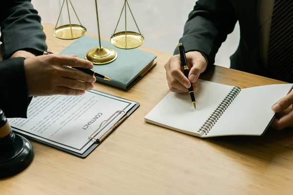 Anwälte Diskutieren Einem Schreibtisch Büro Für Konzeptionelle Rechtsberatung Geschäftsvertragsunterlagen Ratgeber — Stockfoto