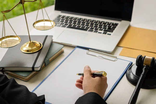 Advocaat Rechter Met Hamer Weegschaal Met Laptop Bureau Zakenman Pak — Stockfoto