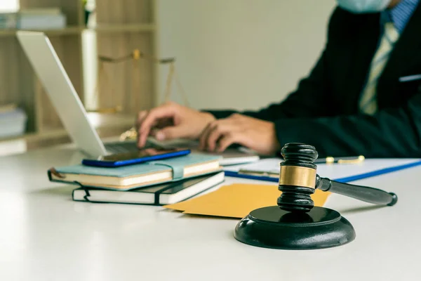 Procurador Juiz Com Martelo Balança Com Laptop Mesa Homem Negócios — Fotografia de Stock