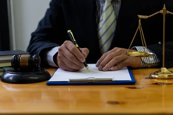 Procurador Juiz Com Martelo Balança Com Laptop Mesa Homem Negócios — Fotografia de Stock