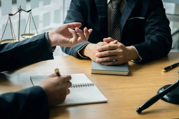 Male Lawyer Consults Team Legal Clients Businessmen Who Negotiating Contracts — Stock Photo, Image