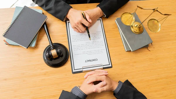 一名男性律师向正在谈判合同的一组合法客户和商人咨询 人的手在桌上拿着文件 签了字 关键字 在桌子上拿着锤子和刻度 — 图库照片