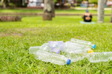 Parkta bir sürü boş su şişesi vardı..