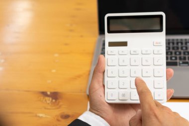 Finans ve not defterini masaya yatırmak için hesap makinesine basıyorum.