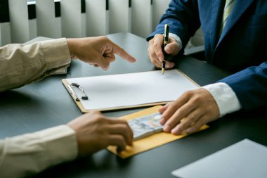 İş adamı, sözleşme, rüşvet, yolsuzluk ve rüşvetle mücadele gibi anlaşmaları imzalıyor..