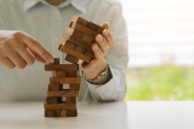 Meditasyon planlama ile ilgili iş riskleri, oyun, ofis masalarındaki kulelerden tahta bloklar çekerken dikkatli bir karar vermeyi gerektirir..