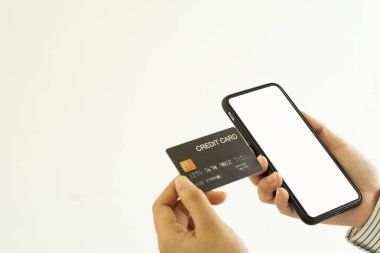 Kredi kartı mobil ve siyah cep telefonu beyaz ekran ve beyaz arka plan çevrimiçi alışveriş kavramı