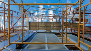 İşçi güvenliği kavramının yüksek olduğu bina ya da bina iskelesi