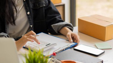 Küçük işletme, bağımsız KME girişimcisi, kutularla ve dizüstü bilgisayarlarla ev portresi yapan Asyalı kadın müşterilerden sipariş almak için çevrimiçi, pazarlama, ambalaj, nakliye, KME, ekommerce kavramı.