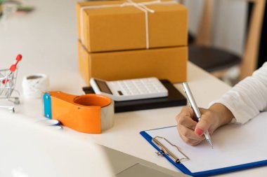 Küçük işletme, bağımsız KME girişimcisi, kutularla ve dizüstü bilgisayarlarla ev portresi yapan Asyalı kadın müşterilerden sipariş almak için çevrimiçi, pazarlama, ambalaj, nakliye, KME, ekommerce kavramı.