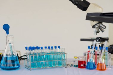 Tıbbi bilimler laboratuarında çalışan profesyonel sağlık araştırmacısı Corona Virüsü uyuşturucu üretimi konsepti için ilaç deneyleri kimya laboratuvarında çalışıyor..