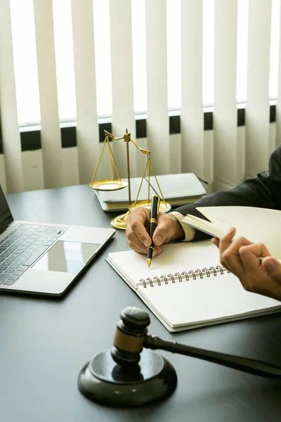 Advogados Discutem Documentos Contratuais Sentar Uma Mesa Escritório Ideias Assessoria — Fotografia de Stock