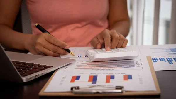 Empresario Sosteniendo Bolígrafo Apuntando Gráfico Análisis Planificación Inversiones Proyectos Trabajo — Foto de Stock