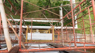 İnşaat sektöründe inşaat iskelesine ve sıva duvarına yeni bir ev inşa etmek için iskelesi olan çok katlı bir binanın resmi..