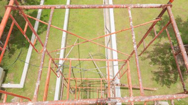 İnşaat sektöründe inşaat iskelesine ve sıva duvarına yeni bir ev inşa etmek için iskelesi olan çok katlı bir binanın resmi..