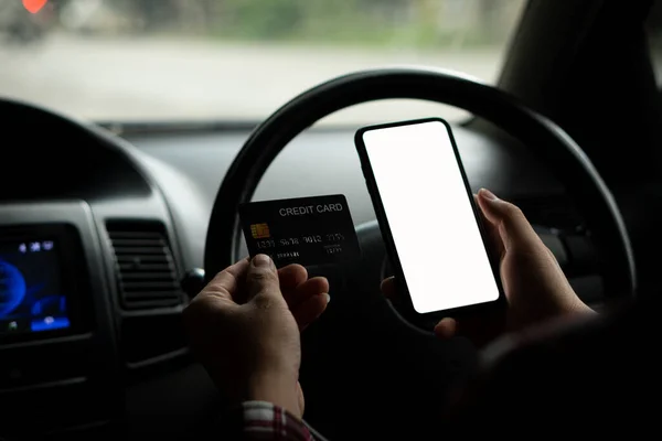 Beyaz Ekran Telefonu Kredi Kartını Internet Üzerinden Araba Alışverişinde Tutan — Stok fotoğraf