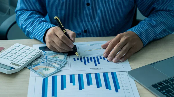 Manos Dinero Haciendo Calculando Escritorio Sobre Los Gastos Oficina Casa —  Fotos de Stock