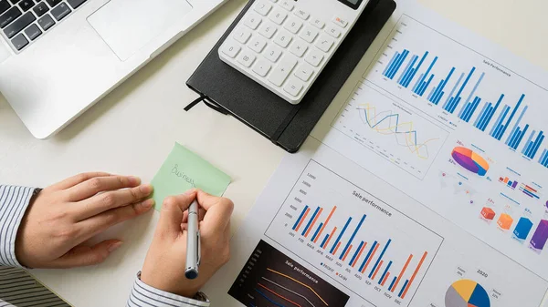 Vista Superior Homem Negócios Calculando Calculadora Resultados Financeiros Empresa Documento — Fotografia de Stock
