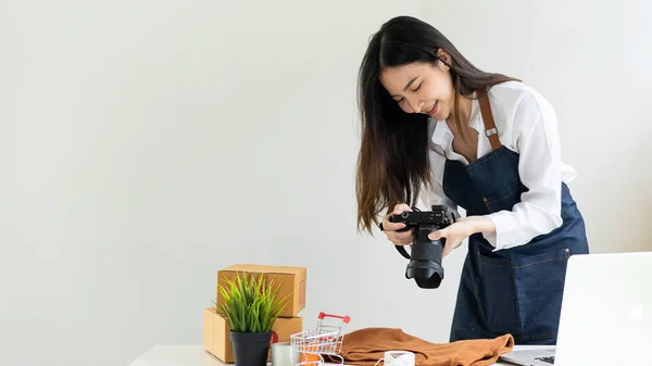 Démarrage Entreprise Indépendant Femme Asiatique Tenant Une Caméra Pme Entreprise — Photo