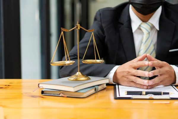 Ein Männlicher Richter Gerichtssaal Auf Einem Holztisch Und Ein Berater — Stockfoto