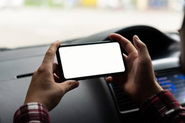 Beyaz ekran boyutunda cep telefonları GPS 'li yönleri bulmak için araba konseptini yönlendiriyor.