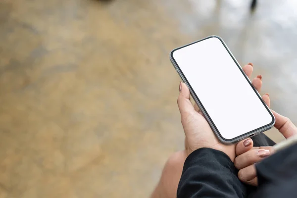 Genç Bir Kadın Elinde Boş Beyaz Bir Ekranla Telefonu Tutuyor — Stok fotoğraf