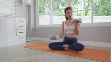 Evde yoga dersinde egzersiz yapan Asyalı kadın meditasyon ve dinlenme için. Sağlık için sabah egzersizi..