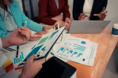 Stratejik planlama için dizüstü bilgisayarlar ve dijital çizelgeler kullanarak iş ekibiyle veri analiz toplantısı. Ofiste çalışan dijital tabletler ve iş grafikleriyle.