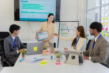 Muhasebe Konsepti, konferans odasında Asya İş Danışmanlık Konferansı Analiz ve Mali Haberleşme Durumları Konferansı 'nı ele aldı