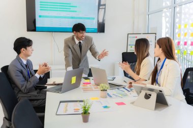 Muhasebe Konsepti, konferans odasında Asya İş Danışmanlık Konferansı Analiz ve Mali Haberleşme Durumları Konferansı 'nı ele aldı