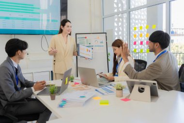 Muhasebe Konsepti, konferans odasında Asya İş Danışmanlık Konferansı Analiz ve Mali Haberleşme Durumları Konferansı 'nı ele aldı