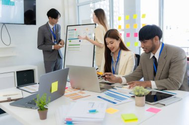 Muhasebe Konsepti, konferans odasında Asya İş Danışmanlık Konferansı Analiz ve Mali Haberleşme Durumları Konferansı 'nı ele aldı